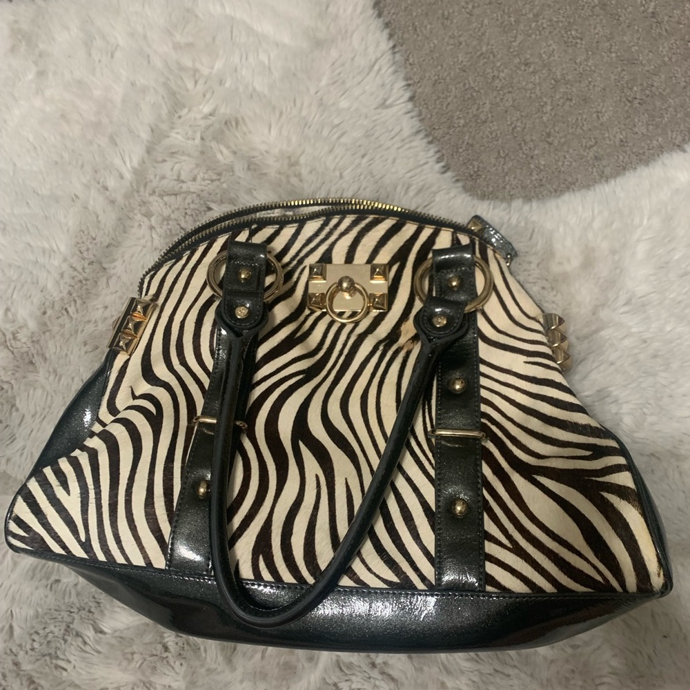 Betsey Johnson tan zebra print shoulder bag. Y2K 2000s vintage mcbling purse